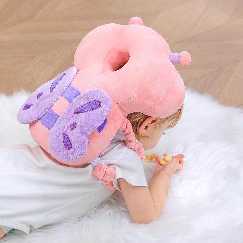 Baby leaning forward, the head protector seen from behind