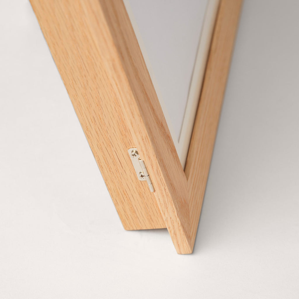 Detail of the frame's hinge between the two panels