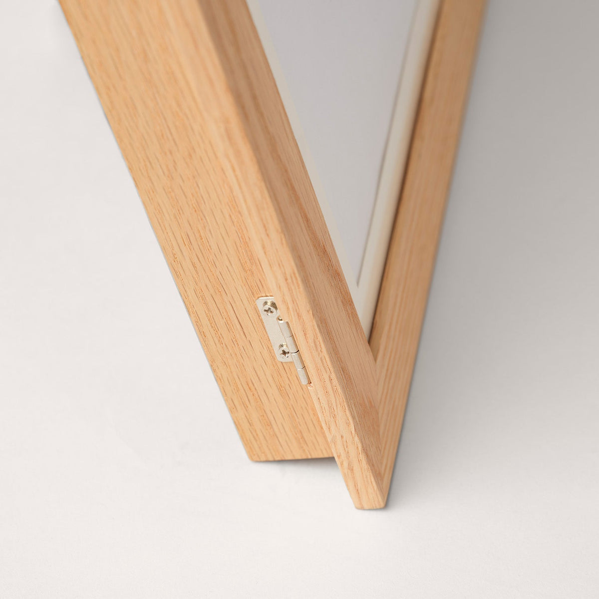 Detail of the frame's hinge between the two panels