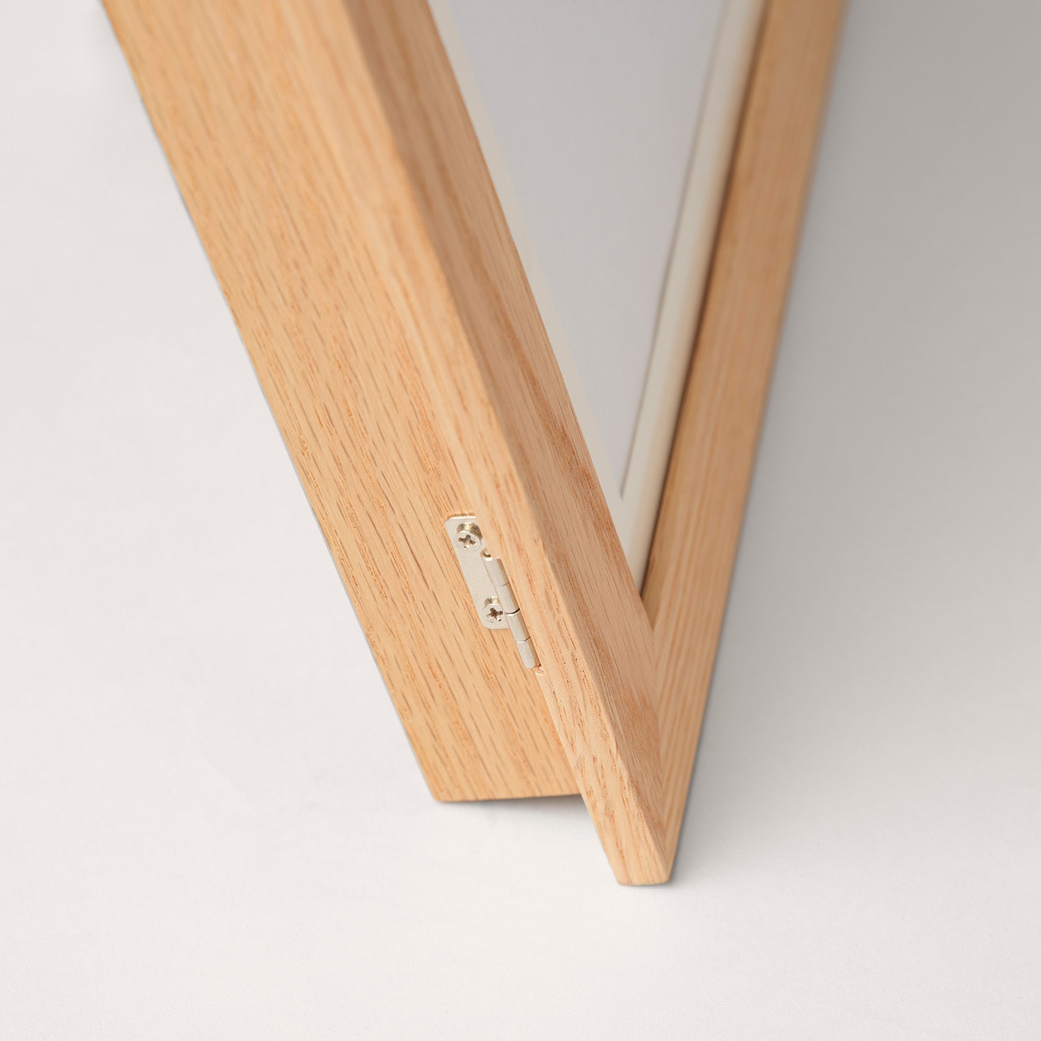Detail of the frame's hinge between the two panels