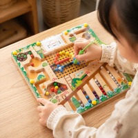 Magnetic Maze Board 2-in-1 Bead Pegboard Set - utilisation close up