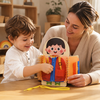 Montessori Busy Board Character Book - utilisation