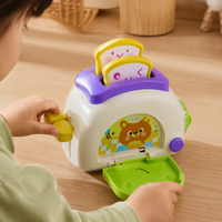 Toy Toaster Pretend Play Kitchen Set with Pop-Up Bread - utilisation close up